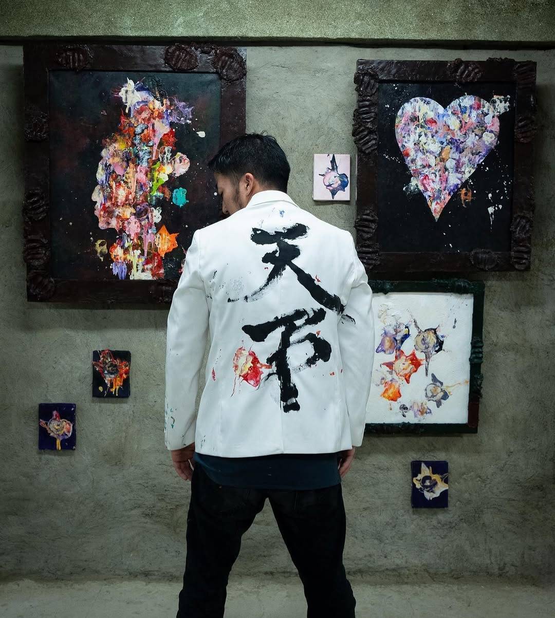 背中に天下の文字を背負い作品の前に立つ東樹生