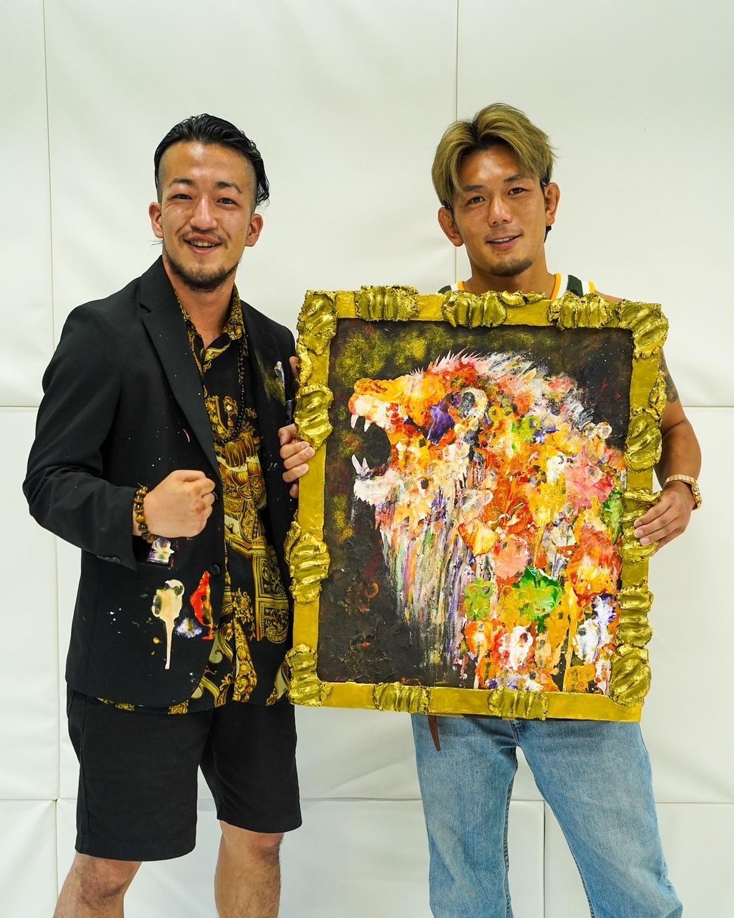 東 樹生の作品と依頼者が一緒に写るギャラリー写真 皇治 / ORDER WORK