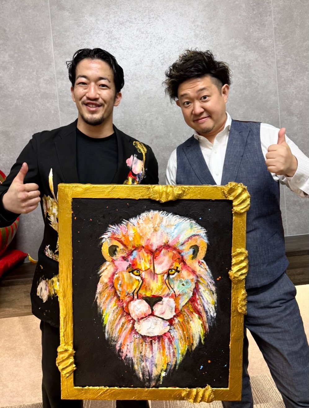 東 樹生の作品と依頼者が一緒に写るギャラリー写真 覇光獅子