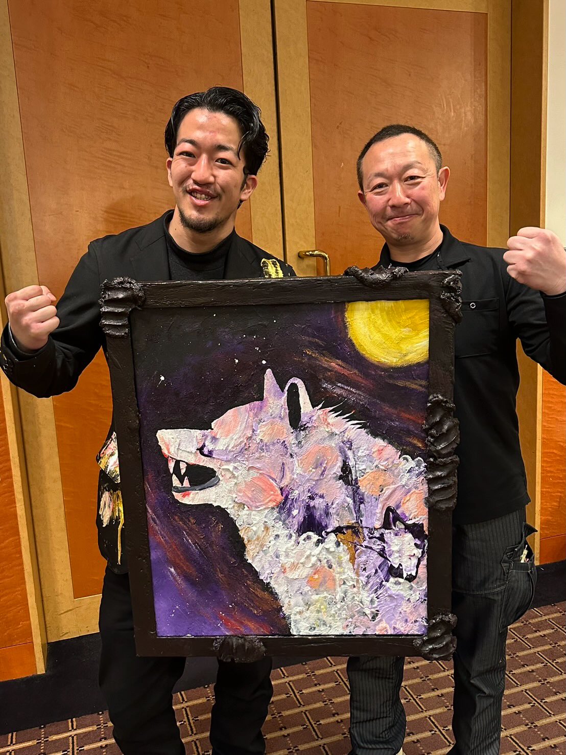 東 樹生の作品と依頼者が一緒に写るギャラリー写真 孤高月牙