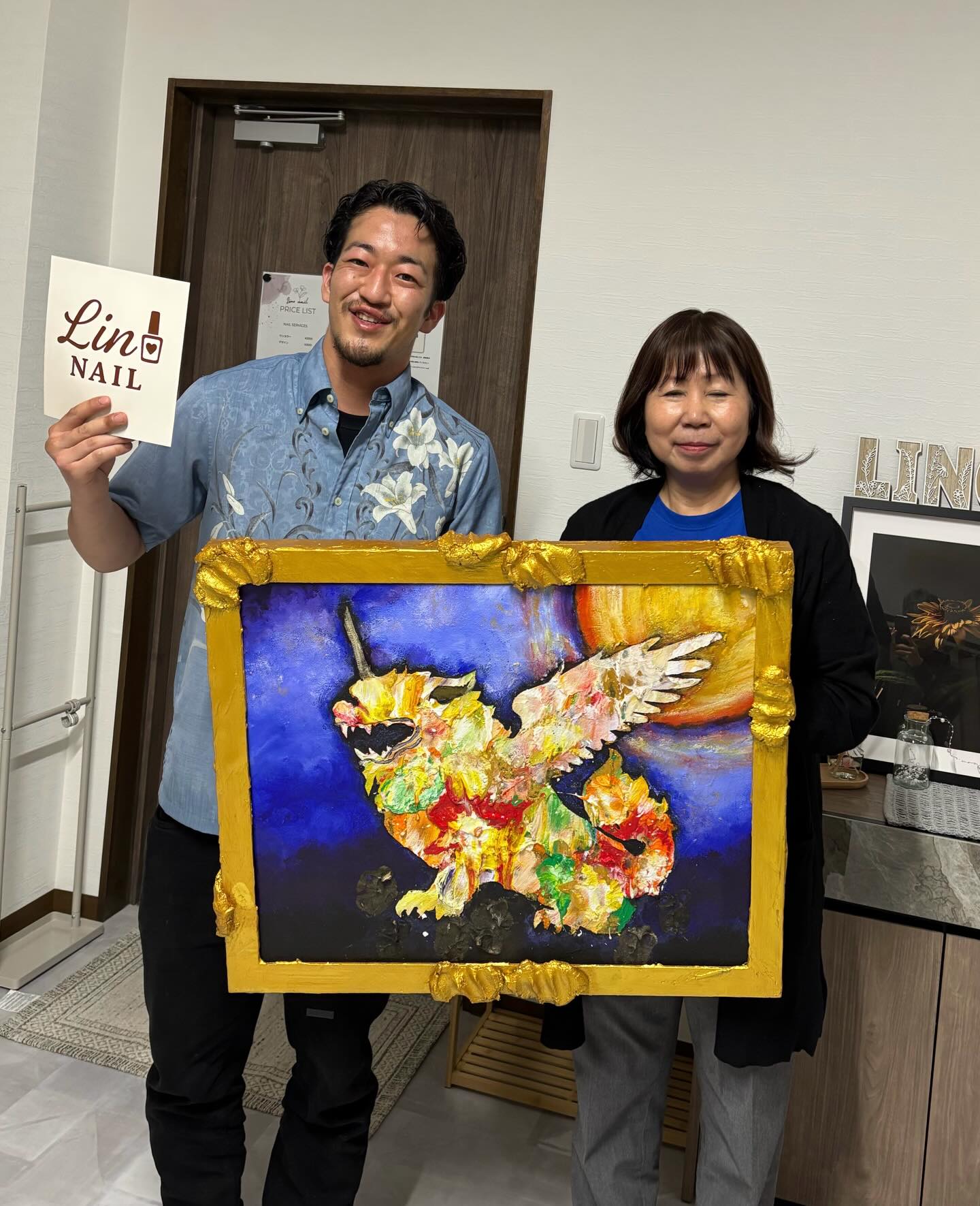 東 樹生の作品と依頼者が一緒に写るギャラリー写真 天翼厄除