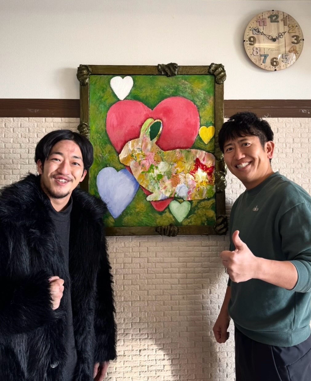 東 樹生の作品と依頼者が一緒に写るギャラリー写真 陽結