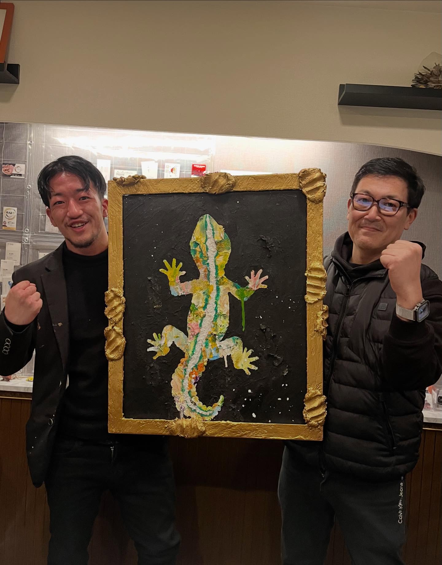 東 樹生の作品と依頼者が一緒に写るギャラリー写真 家守