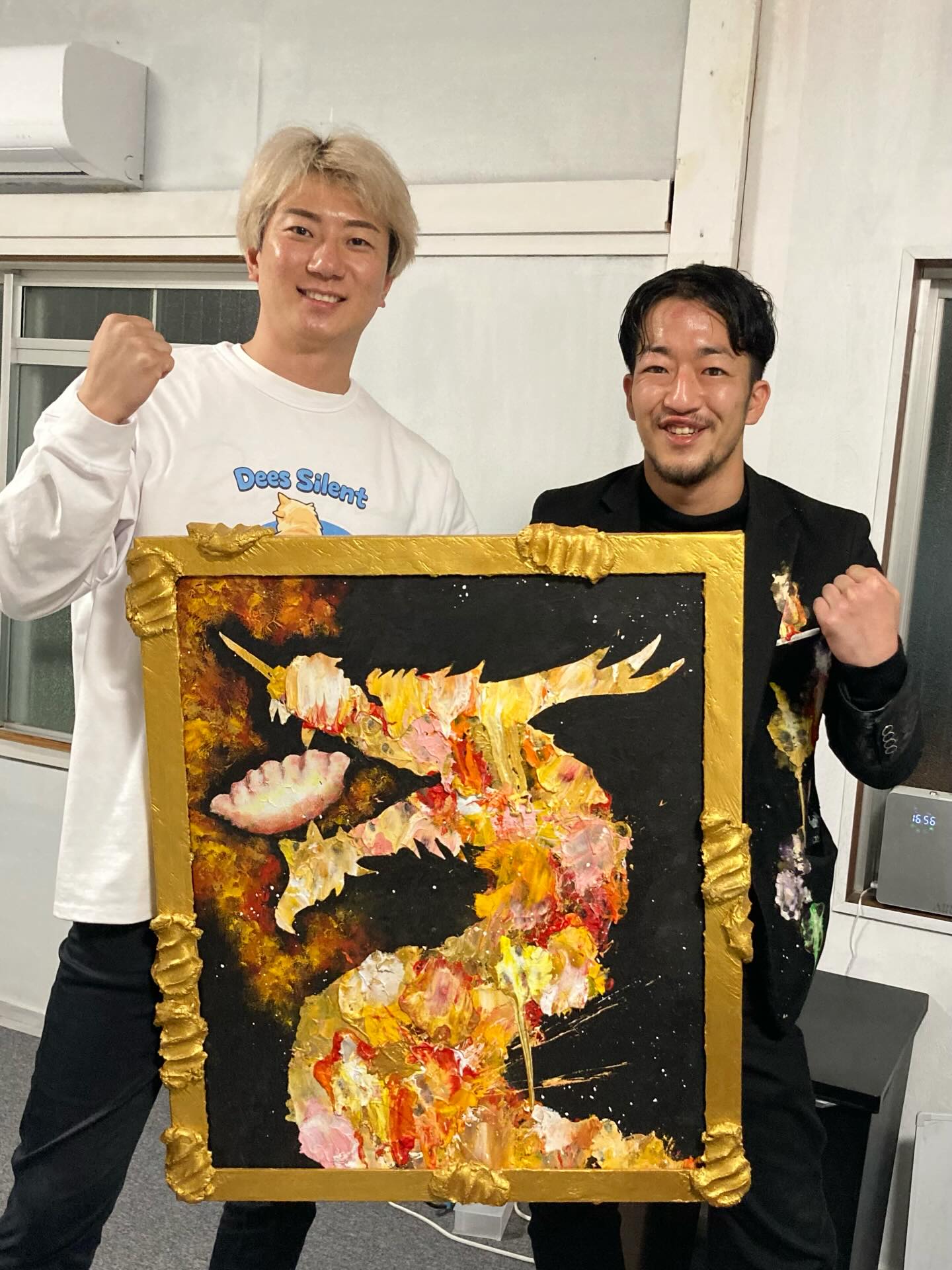東 樹生の作品と依頼者が一緒に写るギャラリー写真 昇龍喰魂