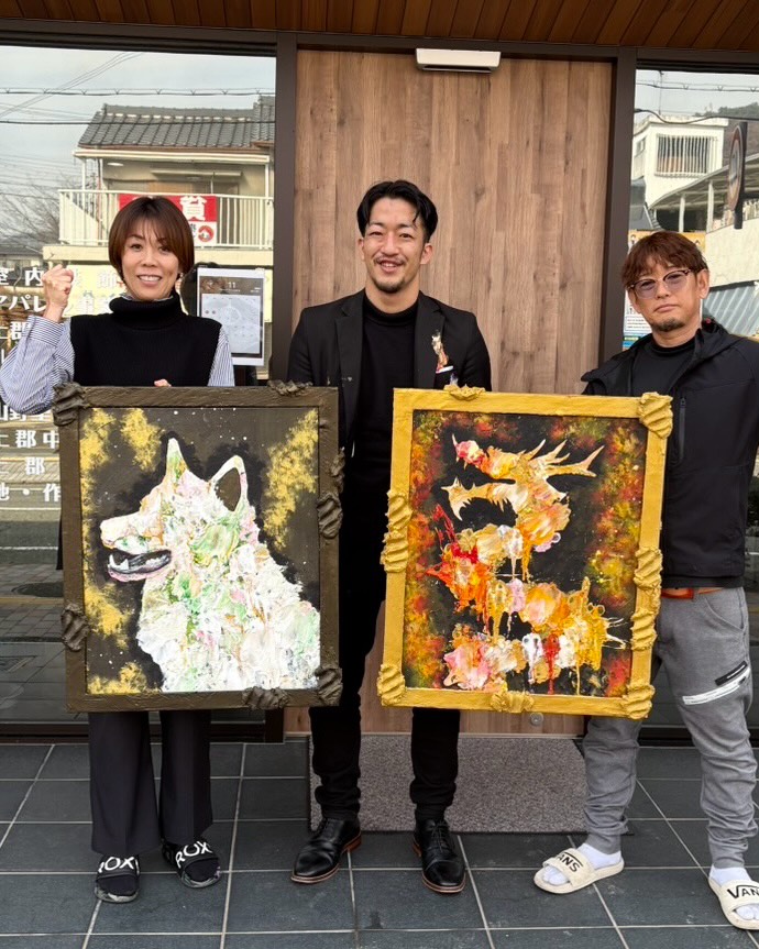 東 樹生の作品と依頼者が一緒に写るギャラリー写真 福龍 / 福犬