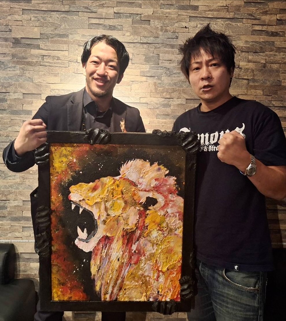 東 樹生の作品と依頼者が一緒に写るギャラリー写真 G-lion