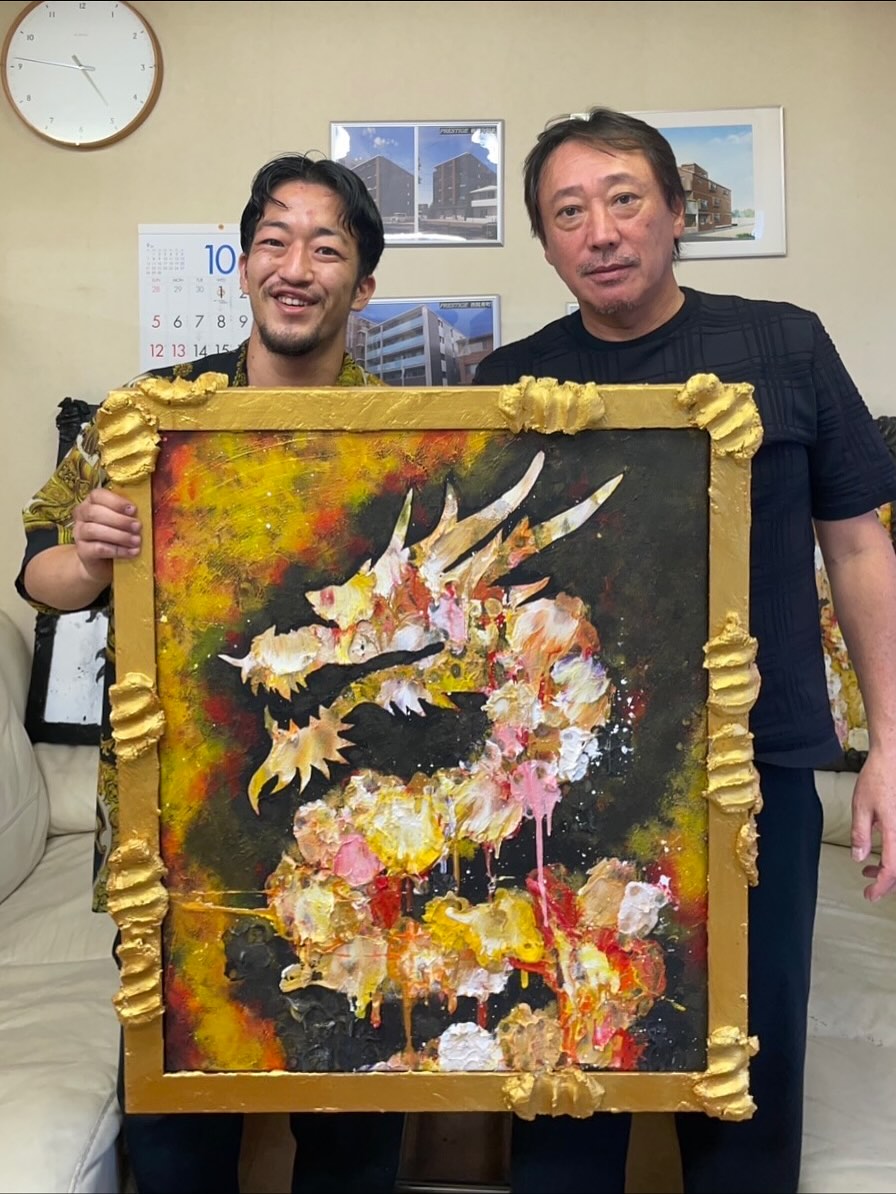 東 樹生の作品と依頼者が一緒に写るギャラリー写真 龍