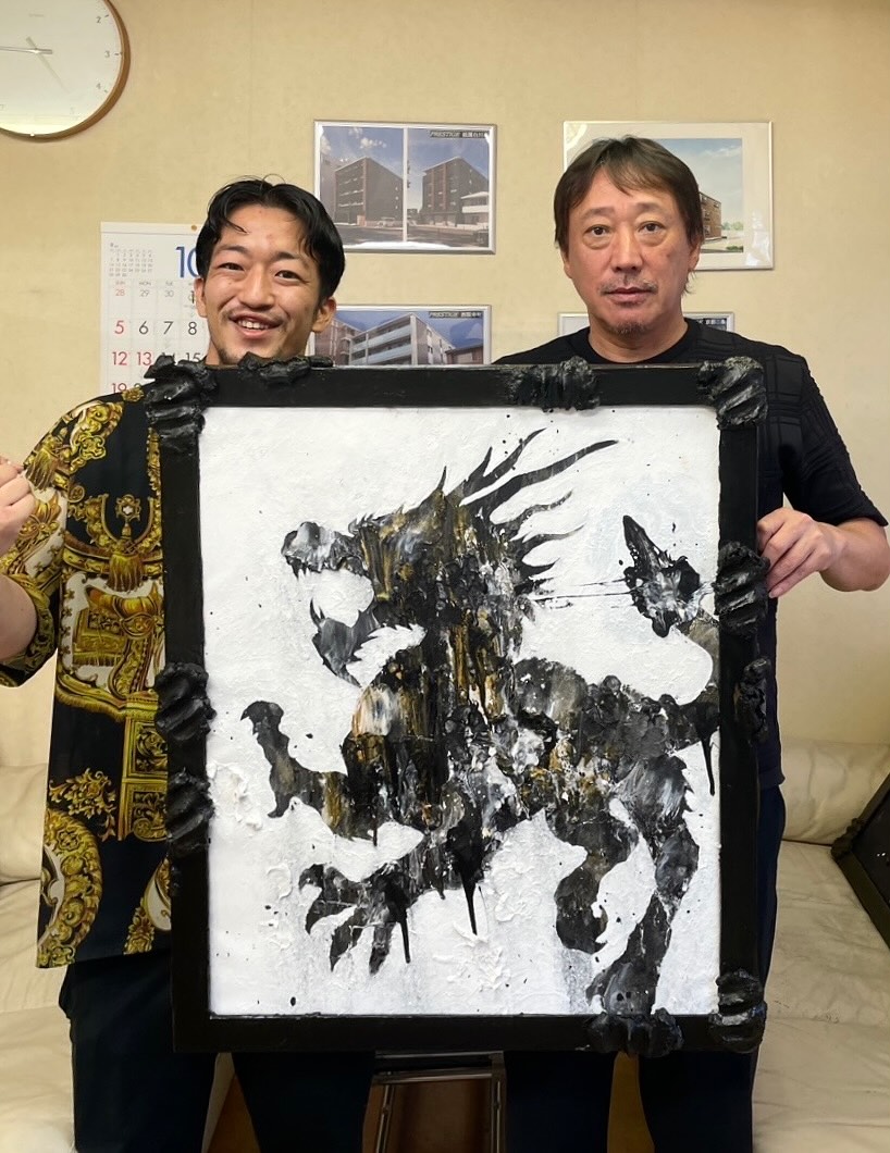 東 樹生の作品と依頼者が一緒に写るギャラリー写真 麒麟